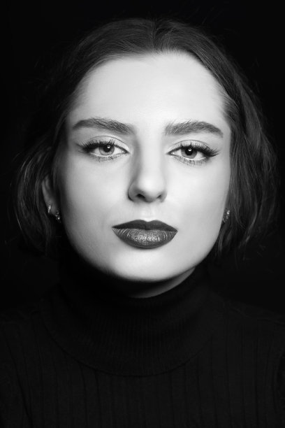 美丽的女人化妆和口红特写工作室肖像图片下载