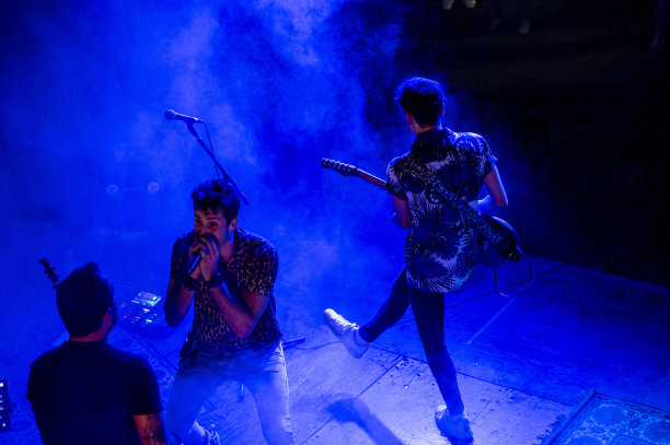 摇滚乐队在晚上现场表演图片下载