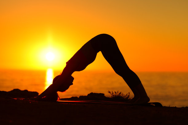 女子做伸展瑜伽运动图片下载