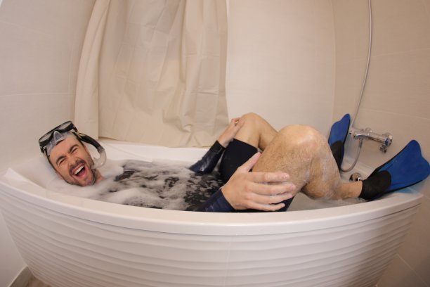 幽默的男人在浴缸里浮潜图片下载