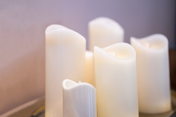 白色蜡烛用于水疗，放松概念图片下载