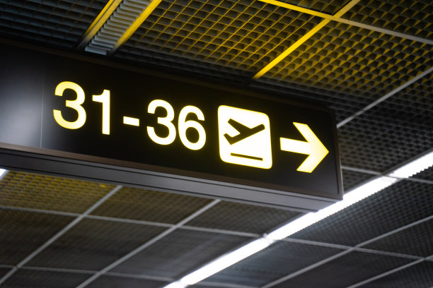 国际机场标志机场入口内，航空候机楼内图片下载