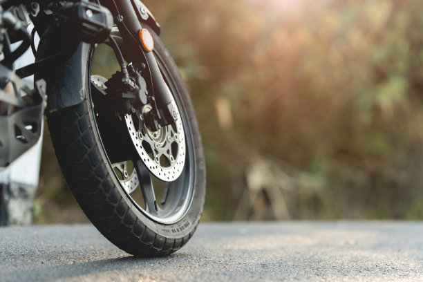 摩托车在阳光明媚的路上骑着摩托车。图片下载