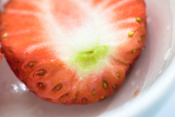 把鲜红色草莓的横截面切成两半，看起来很好吃图片下载