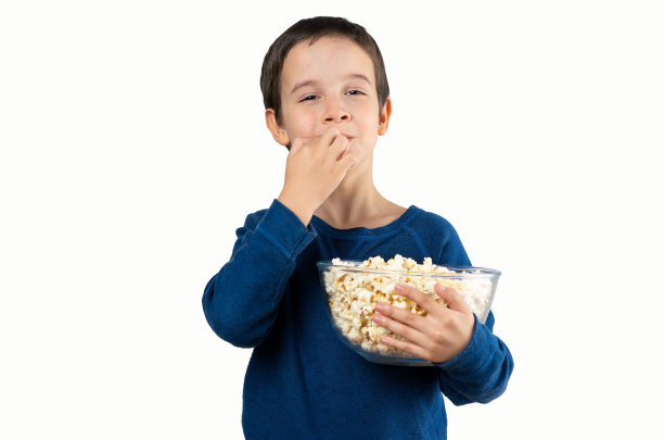 男孩吃爆米花图片下载