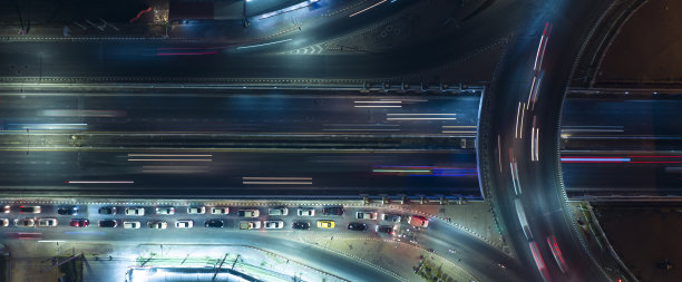 公共交通全景或通勤城市生活理念，高速公路汽车交通运输在亚洲城市的环形回旋路上。图片下载