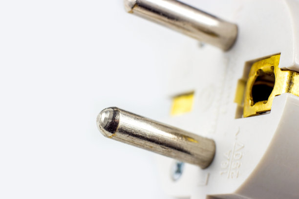 白色欧洲电力电缆与插头上的光背景与复制空间接近图片下载