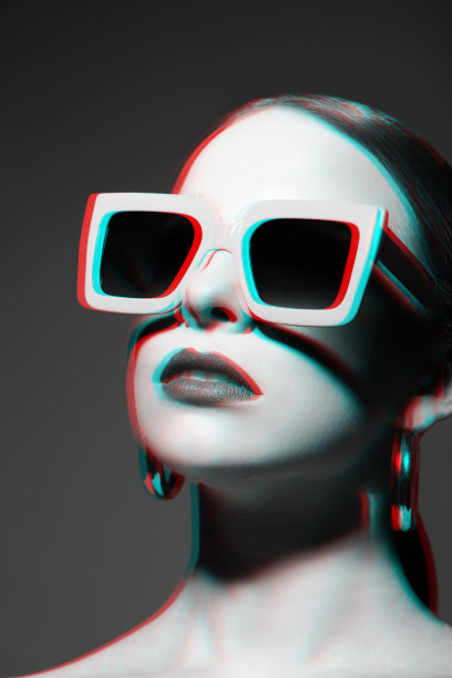 女性肖像与经典发型，大复古太阳镜和耳环在RGB颜色分裂效果风格图片下载