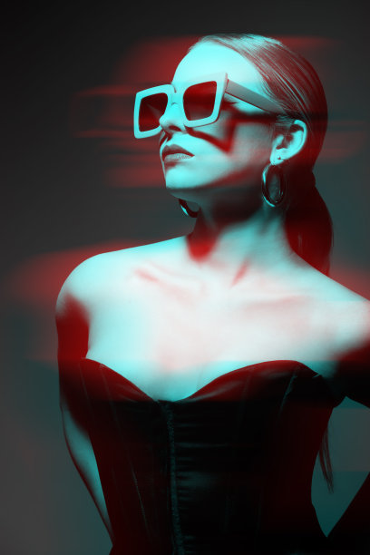女性肖像与经典发型，大复古太阳镜和紧身胸衣在RGB颜色分裂效果风格图片下载
