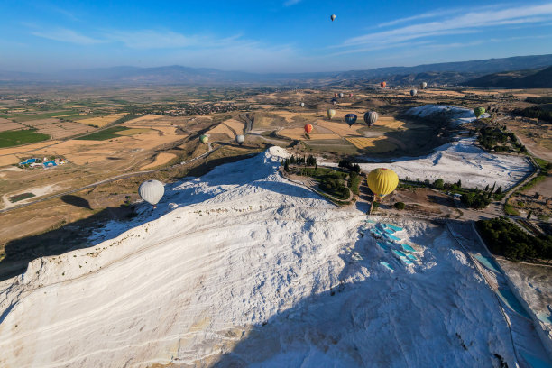 在土耳其度假的棉花城堡热气球在夏天位于Pamukkale图片下载