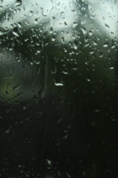 雨滴打在房子的玻璃上图片下载