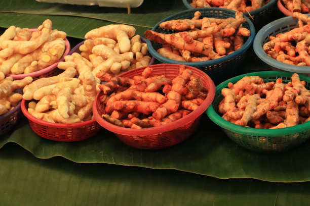 在水果市场或超市，新鲜水果和蔬菜市场的篮子或拼装的姜黄图片下载