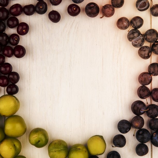 新鲜水果的俯视图，如绿樱桃李子和刺李孤立在白色木制背景与复制空间图片下载