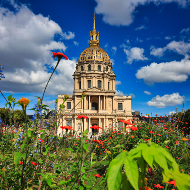 法国巴黎荣军院的美丽建筑，有着金色的圆顶图片下载