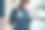 冬天的一天，年轻女子站在城市街道上使用手机图片下载