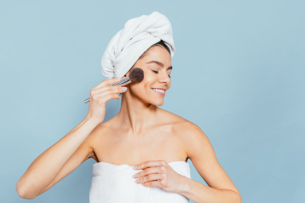 年轻女人裹着浴巾图片下载