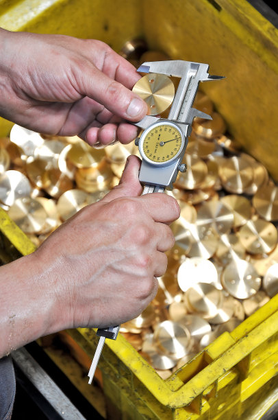 用卡尺测量进行生产控制图片下载