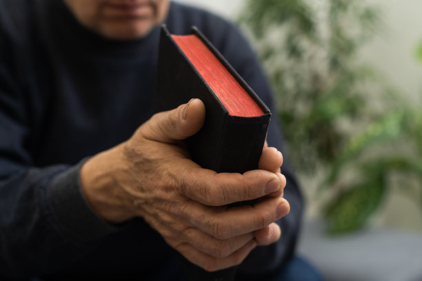 人用圣经向上帝祈祷的双手，信仰上帝的概念图片下载