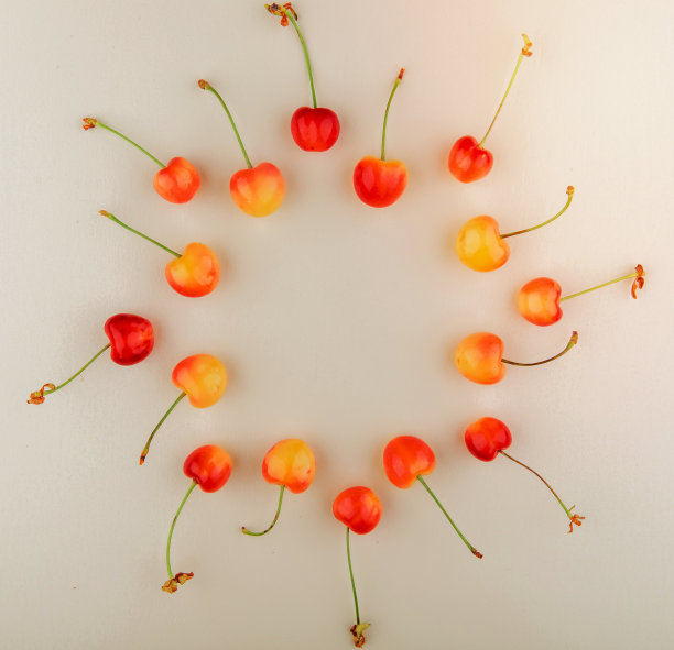 顶部视图的红色和黄色樱桃设置在圆形的白色背景图片下载