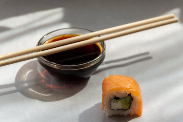 费城卷，用竹签蘸酱油吃图片下载