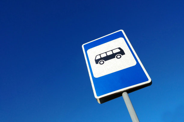 公交站牌上的蓝天背景特写图片下载