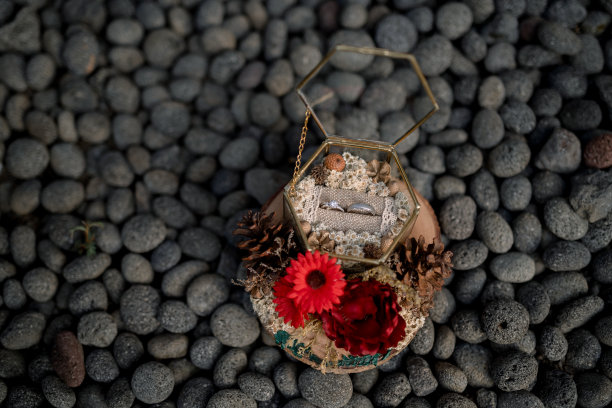 钻石戒指在礼盒周围的鲜花图片下载