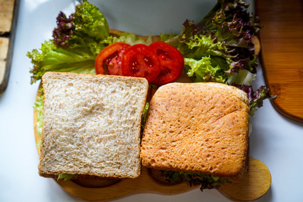 素食面包三明治的俯视图照片，里面有面包、新鲜蔬菜、煎蛋和植物性蛋白质。图片下载