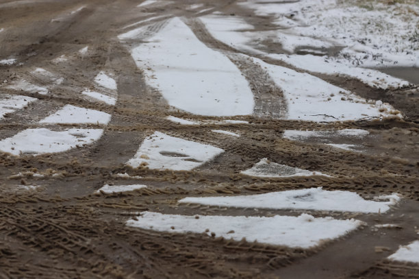 雪路上的汽车痕迹。路滑，危险，有打滑的危险。冬天轮胎的痕迹图片下载