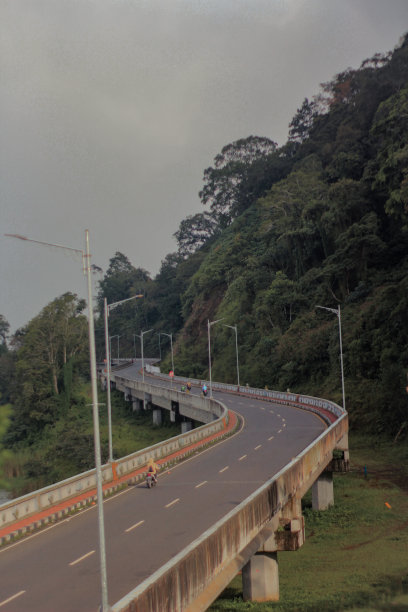 贝都古尔湖的道路图片下载