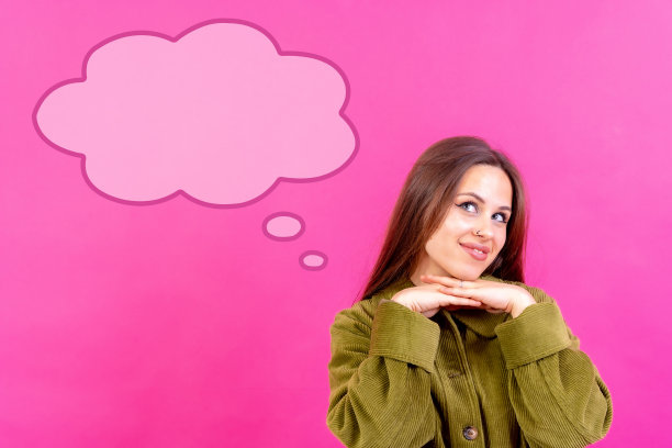 思考的女人有很多想法，粉红色背景上有空泡泡，思考或想象的姿势图片下载