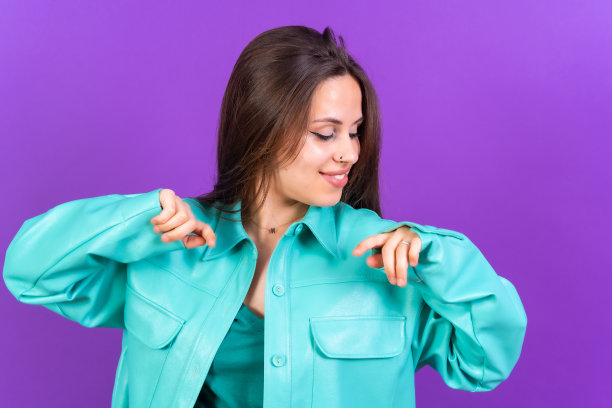 照片肖像的年轻女子跳舞非常高兴孤立在紫色的背景图片下载