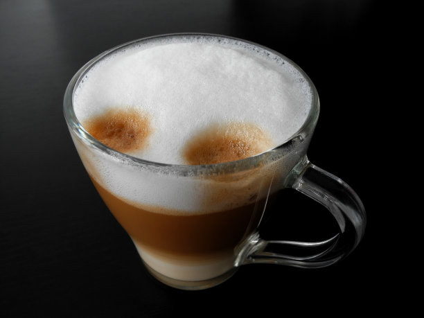 黑桌子上的拿铁咖啡图片下载