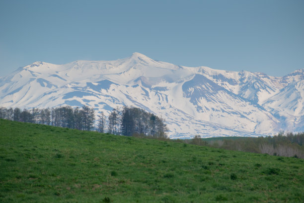 初夏仍有积雪的山区图片下载