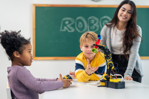 可爱的学生在小学教室里跟着老师学习。迷人美丽的女指导老师在幼儿园用快乐有趣的活动为幼儿讲解和教育。图片下载