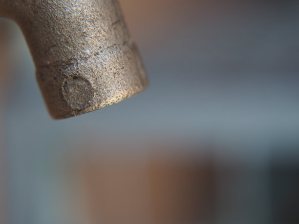 金黄色和灰白色的水龙头图片下载