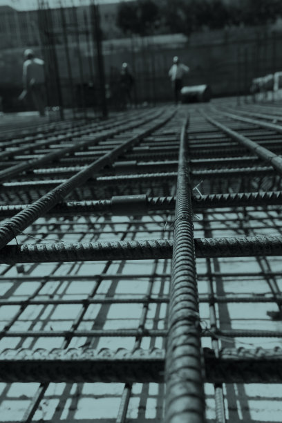 工地工人正在制作混凝土浇筑用的钢筋金属框架图片下载