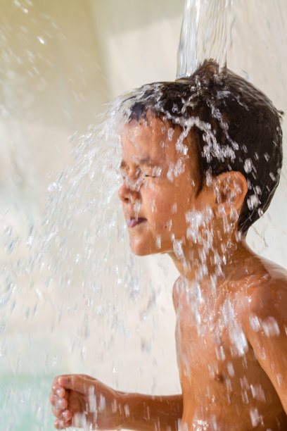 男孩在夏天喜欢喝水来提神图片下载