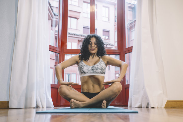 妇女进行腹部减压练习图片下载