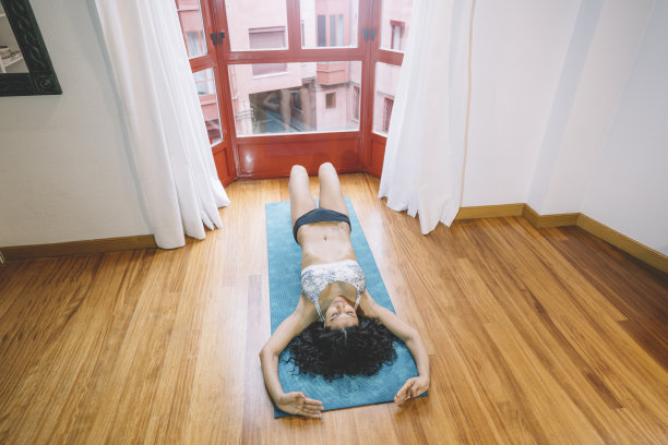 妇女进行腹部减压练习图片下载