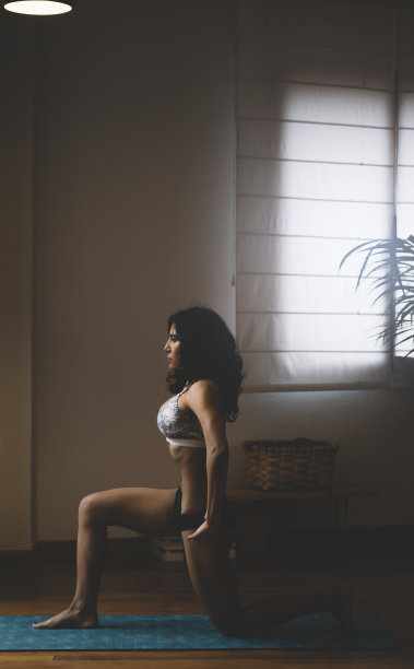 妇女进行腹部减压练习图片下载