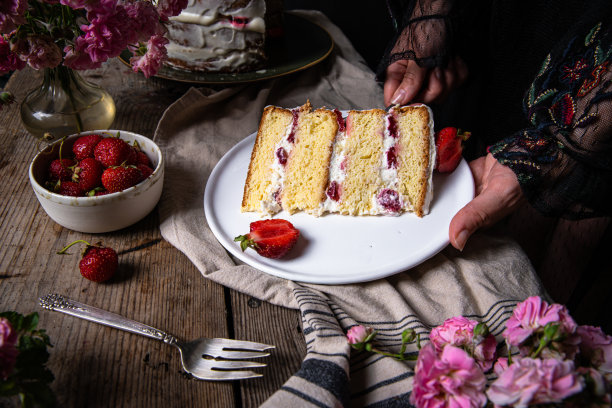 草莓多层蛋糕图片下载