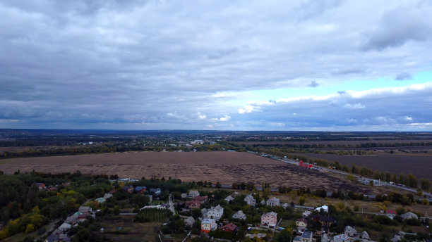 从萨尔托夫卡北部看哈尔科夫环城公路。无人驾驶飞机的照片。从哈尔科夫俯瞰Tsirkuny图片下载