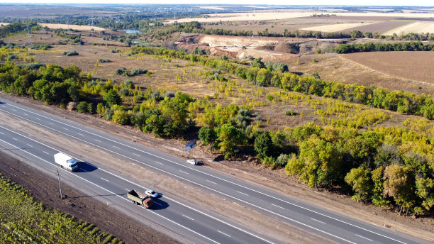 从哈尔科夫到库皮扬斯克的鸟瞰图。夏天的高速公路。无人驾驶飞机的照片。图片下载