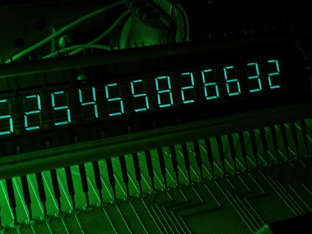 有显示和发光数字的板。数字技术概念。图片下载