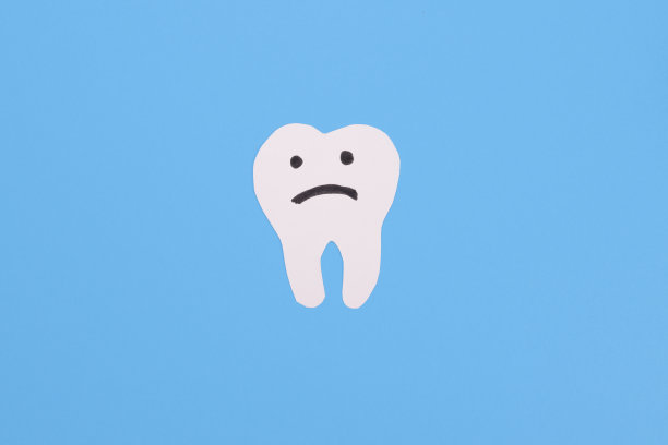 翻纸牙，牙病概念，龋齿，牙龈发炎，口腔感染图片下载