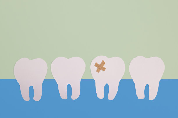 由牧羊人在蓝色背景上密封的白纸牙齿。牙科治疗，牙医服务理念图片下载