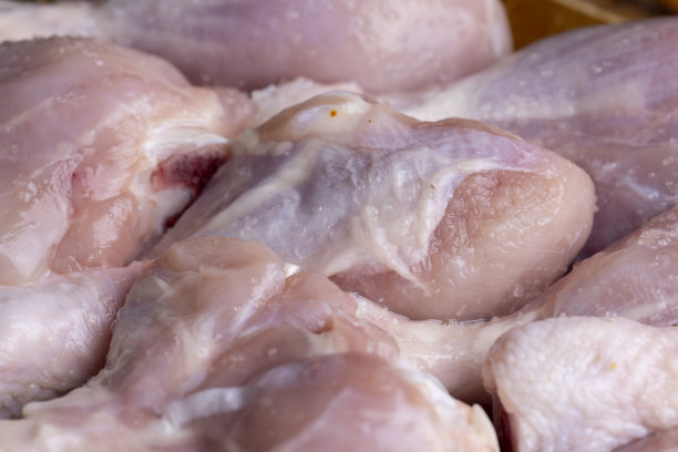 新鲜洗净剥皮的鸡肉图片下载
