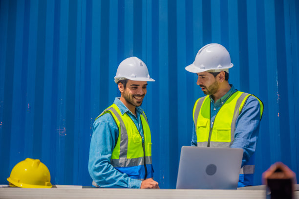 工程师团队开会讨论太阳能发电项目图片下载