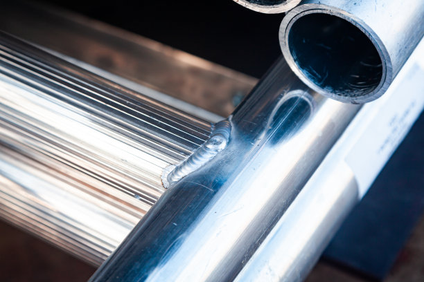 焊接的新铝管特写。图片下载