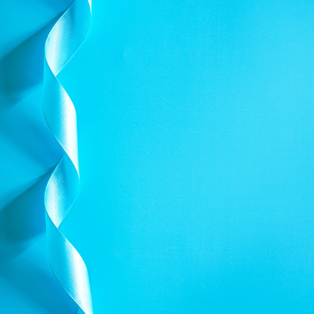蓝色背景与蓝色缎带框架，爱或礼物背景图片下载